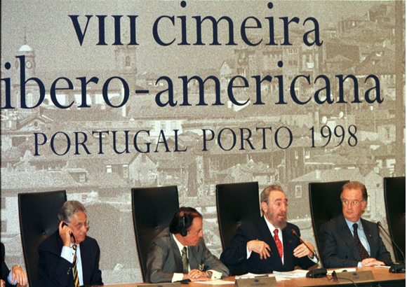Memórias e curiosidades menores em historietas ao acaso,  uma Cimeira Ibero Americana no Porto, protocolos do Estado e o eterno improviso lusitano.