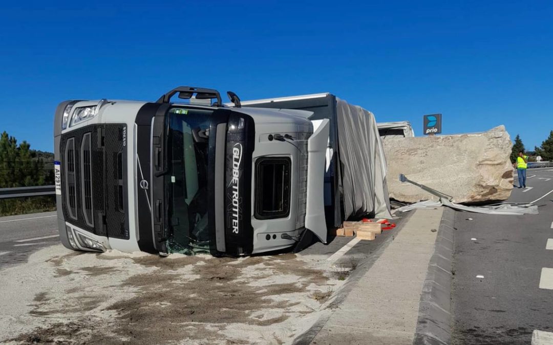 Capotamento de pesado faz um ferido