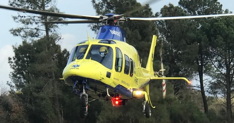 Homem cai de pinheiro e é evacuado por meio aéreo.