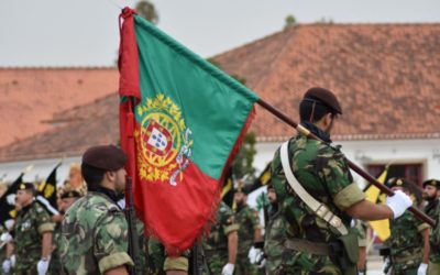 Cerimónia militar de entrega da Bandeira Nacional de Força que esteve em missão na Roménia