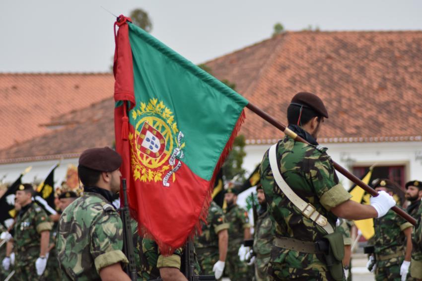 Cerimónia militar de entrega da Bandeira Nacional de Força que esteve em missão na Roménia