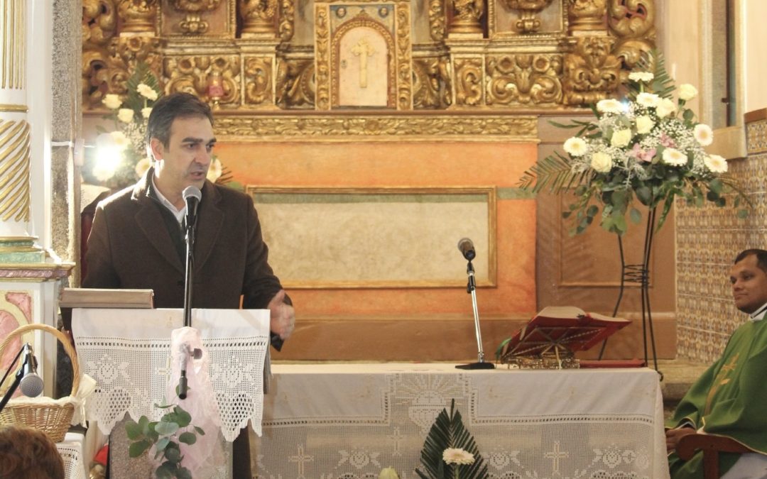 Corvaceira – Altar-mor da Igreja Paroquial de S. Miguel Arcanjo, foi restaurado
