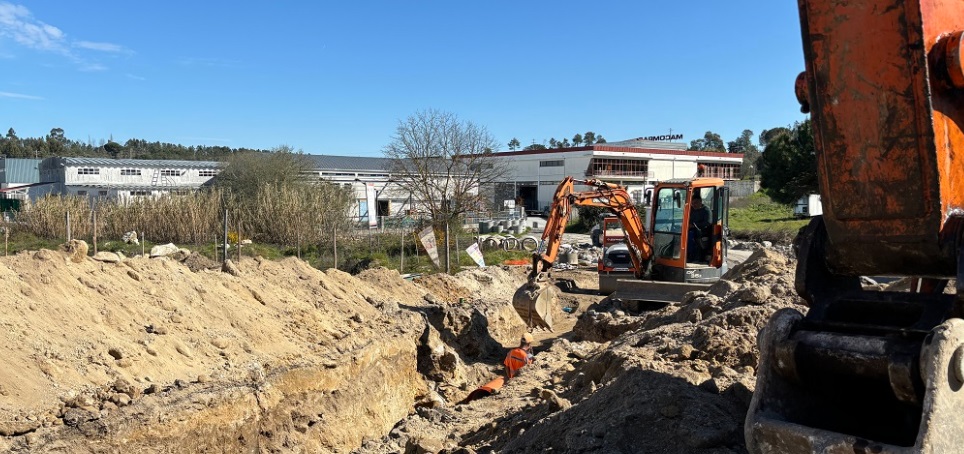 Ligação Zona Industrial da Lavandeira até ao Bairro da Lavoeira está a ser pavimentada